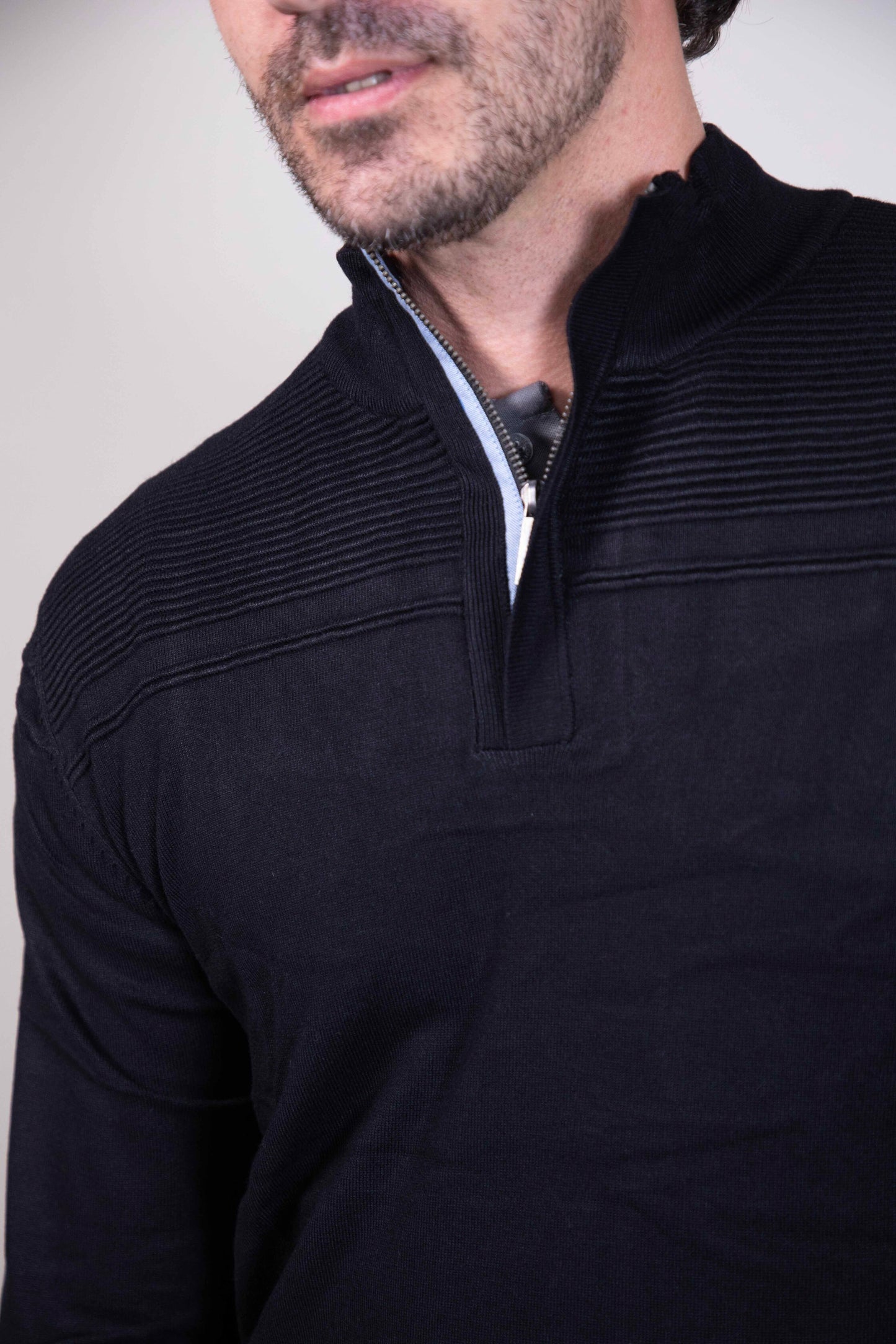 Suéter Quarter Zip com Detalhe no Ombro